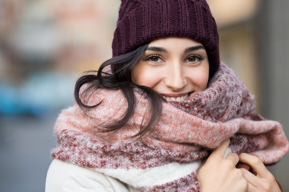 Chica con gorra en invierno